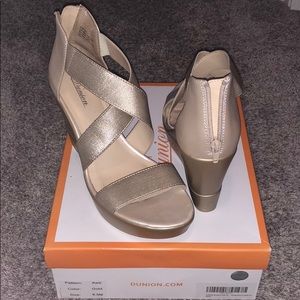 Dunion Awe Gold Wedge Heels sz. 8.5